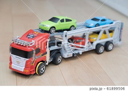 子供　子ども　こども　おもちゃ　玩具　くるま  車 61899506