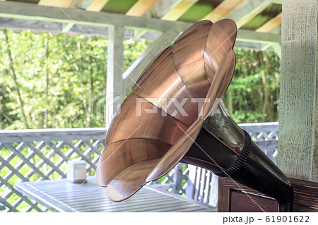 Retro style Gramophone with brass horn speaker Retro style Gramophone with brass horn speaker 61901622