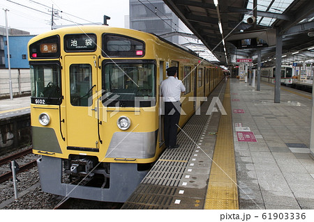 飯能駅に越車中の西武池袋線9000系電車（急行-10両編成：池袋行） 61903336