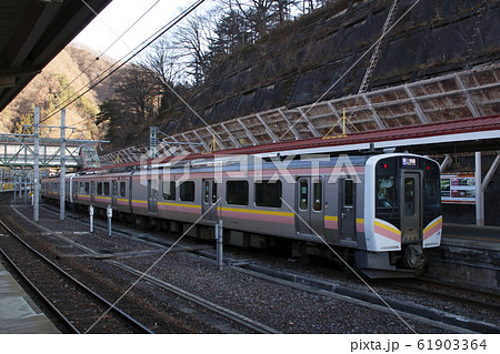 水上駅に停車中の上越線E129系（2019年度の冬） 61903364