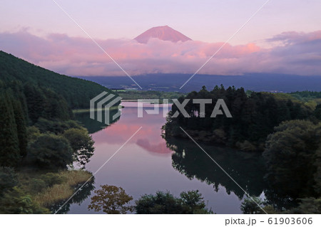 夕方の富士山 61903606