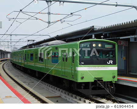 おおさか東線南吹田駅を出発する201系電車 61904454