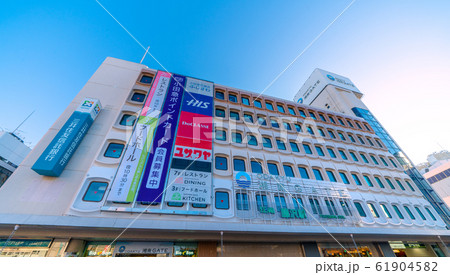 日本の藤沢都市景観　江ノ電・藤沢駅前などを望む 61904582