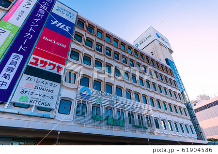日本の藤沢都市景観　江ノ電・藤沢駅前などを望む 61904586