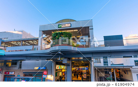 日本の藤沢都市景観　藤沢駅前（南口）などを望む 61904974