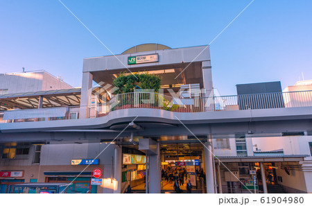 日本の藤沢都市景観　藤沢駅前（南口）などを望む 61904980