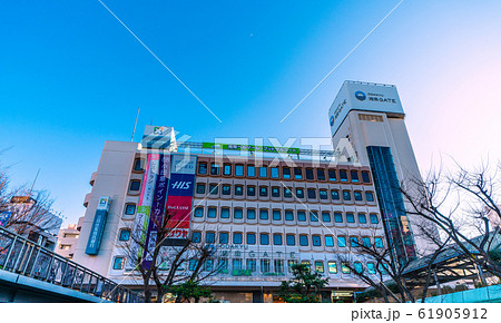日本の藤沢都市景観　江ノ電・藤沢駅前などを望む 61905912