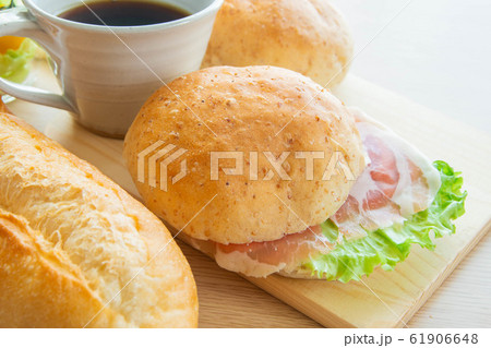 全粒粉のパンの生ハムサンド 61906648