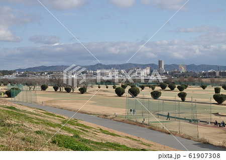 【大阪府高槻市】淀川河川敷 枚方大橋とレインボー観覧車、ゴルフ場 【大阪府高槻市】淀川河川敷 枚方大橋とレインボー観覧車、ゴルフ場 61907308
