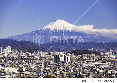 （静岡県）静岡市の街並みと富士山 61908453