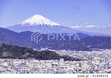（静岡県）静岡市の街並みと富士山 61908456