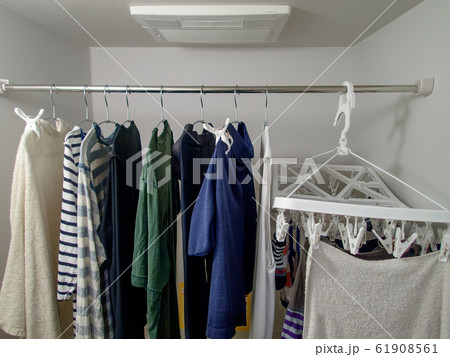 梅雨や雨の日、花粉症の季節に便利な浴槽乾燥機で干している家族の服 61908561