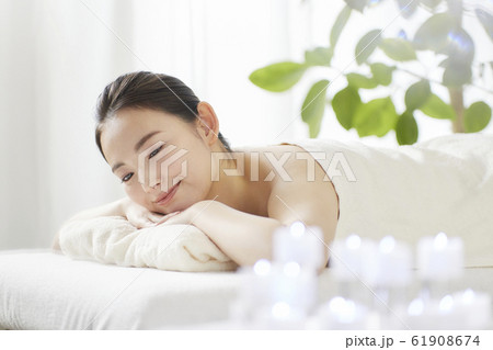 若い女性　エステ 61908674