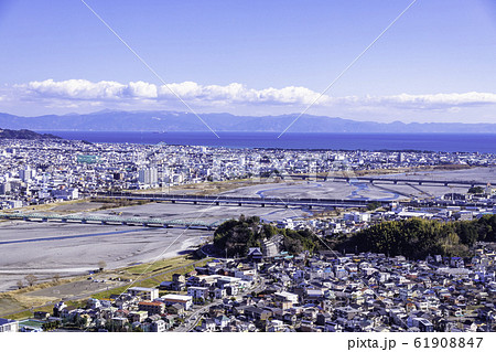 （静岡県）安倍川・駿河湾越しに伊豆半島 61908847