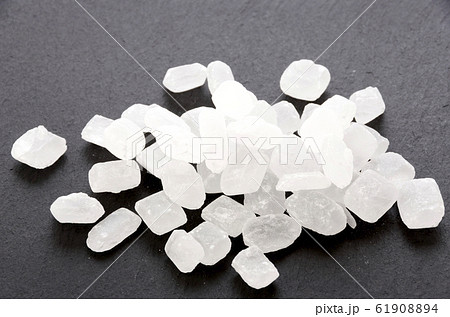 黒いプレートに氷砂糖 61908894