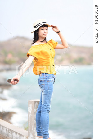 海を眺める女性 61909129