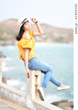 海を眺める女性 海を眺める女性 61909160