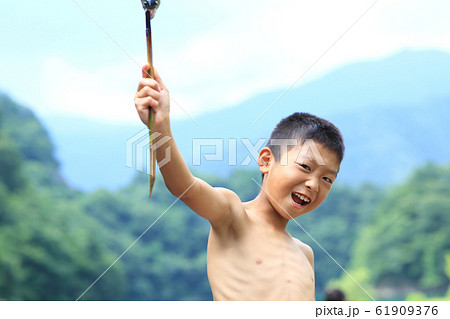 釣りを楽しむ男の子 釣りを楽しむ男の子 61909376