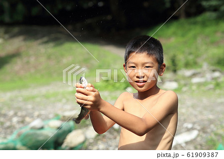 釣りを楽しむ男の子 61909387