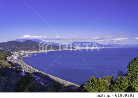 （静岡県）薩埵峠から望む富士山　夕景 61909392
