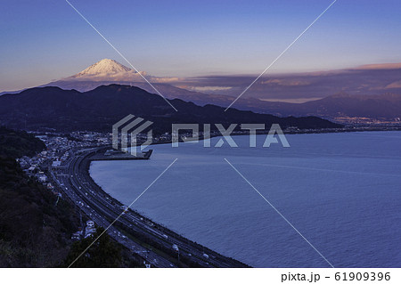 (静岡県)薩埵峠から望む富士山 夕景 (静岡県)薩埵峠から望む富士山 夕景 61909396