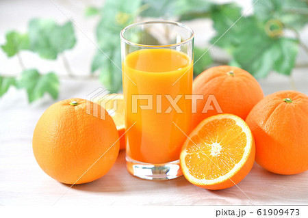 朝食のオレンジジュースのイメージ オレンジ フルーツ 果物 ネーブルオレンジ 柑橘類 の写真素材