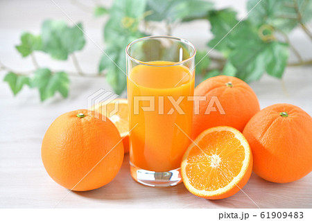 朝食のオレンジジュースのイメージ オレンジ フルーツ 果物 ネーブルオレンジ 柑橘類 の写真素材