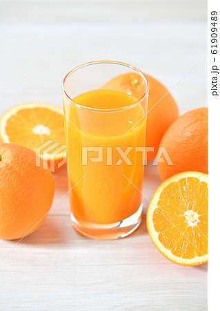 朝食のオレンジジュースのイメージ オレンジ フルーツ 果物 ネーブルオレンジ 柑橘類 の写真素材