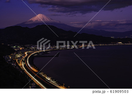（静岡県）薩埵峠から望む富士山　夜景 61909503