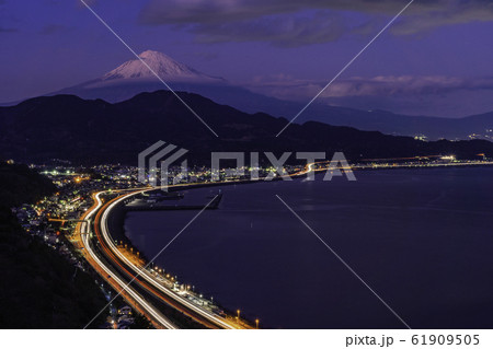 (静岡県)薩埵峠から望む富士山 夜景 (静岡県)薩埵峠から望む富士山 夜景 61909505