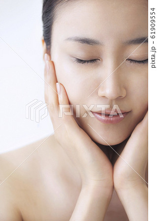 若い女性 美容 61909554