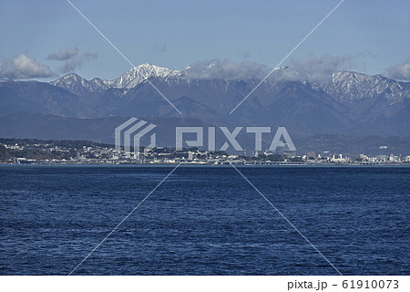 積雪した丹沢山地と小田原付近 【1月】 真鶴半島から  61910073