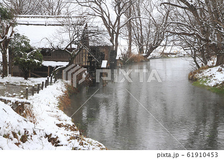 雪の安曇野　わさび農場の水車小屋 61910453