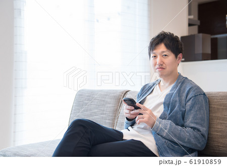 在宅ワークの男性 在宅ワークの男性 61910859