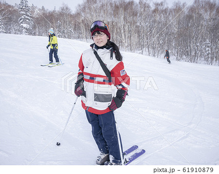 スキーをする家族 61910879
