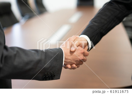 握手　ビジネスシーン 61911675