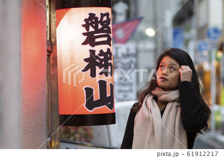 訪日観光客　女性　女性　20代　クォーター　ハーフ　人物　大学生　JD　黒髪　ロング　マフラー 61912217