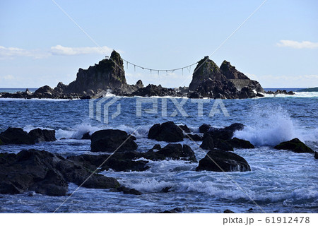 神奈川県真鶴半島 【冬の荒波】 三ツ石 61912478