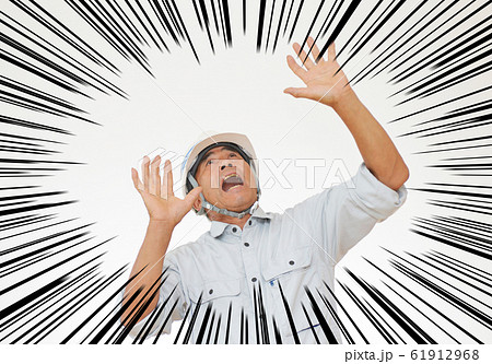 落下物に驚く男性作業員のイメージ 61912968