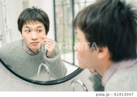 洗面台　鏡　見る　男子 61913047