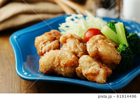 鶏の唐揚げ 鶏の唐揚げ 61914496