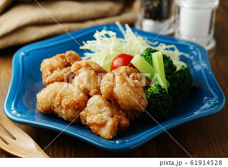 鶏の唐揚げ 鶏の唐揚げ 61914528