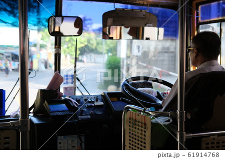 バンコクのローカルバスの運転手 61914768