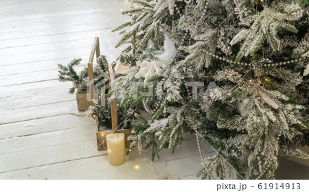 bright Christmas decorations 61914913