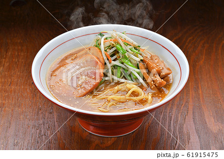 注意）湯気はレタッチ合成です。味噌らーめん、みそラーメン、味噌ラーメン。モヤシ・にら・人参野菜炒め。 61915475