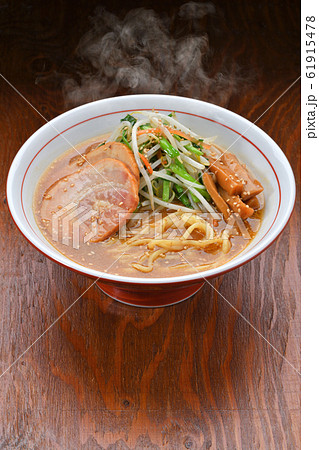 注意）湯気はレタッチ合成です。味噌らーめん、みそラーメン、味噌ラーメン。モヤシ・にら・人参野菜炒め。 61915478