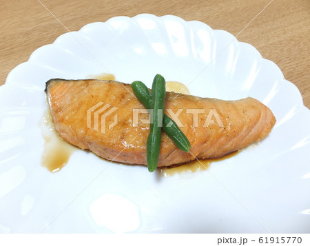 鮭のムニエル 61915770