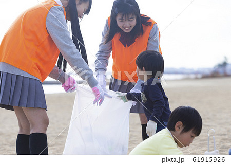 地域活動をする高校生と子供 地域活動をする高校生と子供 61915926