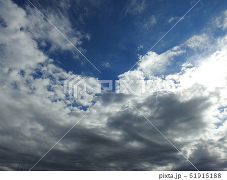 強風の空！。。黒雲の先は。。ポッカリ真っ青な空！！。。人生とおんなじ！？。。。（笑い）。。 61916188
