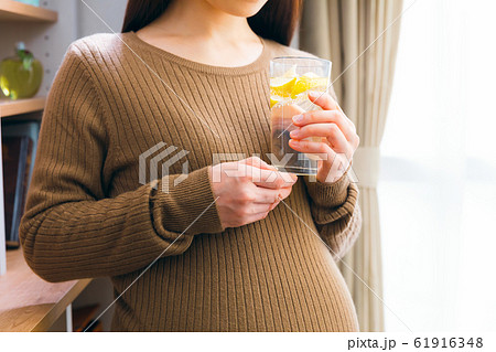 炭酸水を飲む妊婦　レモン 61916348